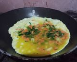 Foto langkah ke 3 dari resep Telur Gulung Sayur.
