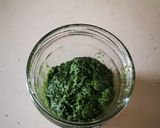 Une image de l'étape 1 de Pesto de fanes de carottes.