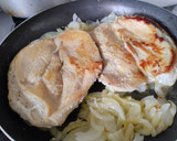 Foto del paso 3 de la receta: Pechuga de pollo en salsa de queso🧀🍗🧅