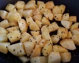 Foto del paso 2 de la receta: Curry de patata y semillas de nigella con naan casero