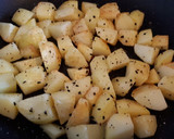 Foto del paso 2 de la receta: Curry de patata y semillas de nigella con naan casero