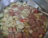 Foto langkah ke 5 dari resep Tumis sawi putih sosis.