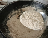 கோதுமை சிரட்டை புட்டு (தேங்காய் ஓடு புட்டு) (Kothumai sirattai puttu recipe in tamil) ரெசிபி ஸ்டேப் 1 புகைப்படம்