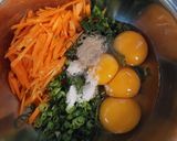 Foto langkah ke 2 dari resep Telur Dadar gulung isi sayur.