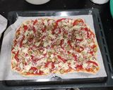 Foto del paso 5 de la receta: Pizza casera de atún, pimiento y olivas
