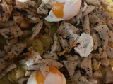 Filetitos de cerdo con patatas al horno con ajito, limón y perejil y huevo poché