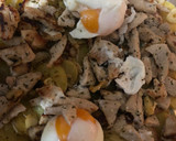 Foto del paso 7 de la receta: Filetitos de cerdo con patatas al horno con ajito, limón y perejil y huevo poché