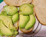 Foto del paso 3 de la receta: Desayuno con aguacate, queso de oveja y frutos secos