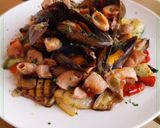 Foto del paso 8 de la receta: Calamar troceado en salsa con mejillones y base de verduras a la brasa