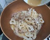 รูปขั้นตอนการทำที่ 4 ของ รากบัวผัดหมูซอสมิโซะงาบด