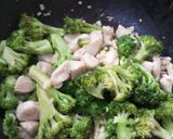 Foto langkah ke 3 dari resep Tumis brokoli ayam cah bawang putih.