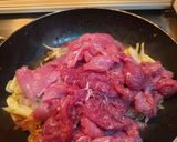 Foto langkah ke 2 dari resep Tumis Daging Saos Tomat dan Wortel.