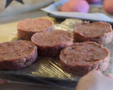 Foto del paso 7 de la receta: Hamburguesa rosa 🍔 con pan de remolacha | DarixLAB