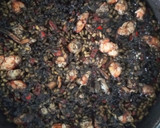 Foto del paso 8 de la receta: Arroz negro a la paella con calamares de potera, gambones y alioli de dos ajos