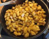 Une image de l'étape 3 de Pommes de terre sautées aux saucisses à l ancienne et poivrons.