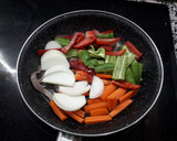 Foto del paso 3 de la receta: Tallarines con verduras, ternera y soja