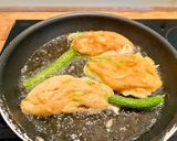 Une image de l'étape 3 de Beignets de fleurs de courgette.