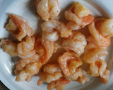 Foto del paso 4 de la receta: Pasta con camarones y flor de calabaza 🍝🦐🧀