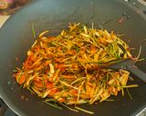 Foto langkah ke 5 dari resep Tumis pedas daun bawang rambut (masakan bengkulu).