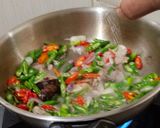 Foto langkah ke 4 dari resep Ikan Goreng Tumis Cabe Hijau.