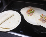 Foto del paso 1 de la receta: Tortillas rellenas de atún y pico de gallo
