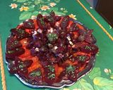 Une image de l'étape 10 de Salade de betteraves aux tomates, bleu d'Auvergne et herbes sauce balsamique.