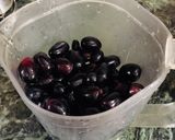 A picture of step 2 of Fresh black berry juice.