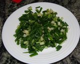 Foto del paso 1 de la receta: Merluza con ajetes y salsa verde al microondas