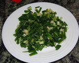 Foto del paso 1 de la receta: Merluza con ajetes y salsa verde al microondas