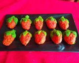 A picture of step 5 of Strawberry sandesh.