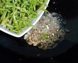 Foto langkah ke 5 dari resep Tumis Bunga Pepaya.