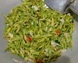 Foto langkah ke 3 dari resep Oseng oseng bunga pepaya.