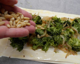 Foto del paso 4 de la receta: Hojaldre de brécol, cebolla y piñones