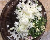 Foto del paso 1 de la receta: Canastitas de verdeo, queso y huevo