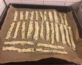 Medvehagymás sajtosrúd recept fázis 5 fotója