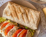 Foto del paso 3 de la receta: Wrap de pollo y queso con aguacate