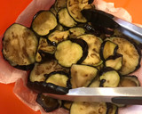 Foto del paso 1 de la receta: Pastel al horno de berenjenas, pimentón y papas gratinados con queso