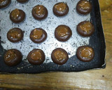 Foto del paso 4 de la receta: Pepas de chocolate y dulce de leche (sin manteca)🍫🍫