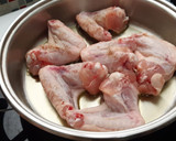 Foto del paso 2 de la receta: Alitas de pollo en salsa de almendras y pasas