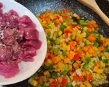 Foto del paso 3 de la receta Fideuá de verduras, champiñones y solomillo de cerdo