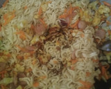 Foto langkah ke 4 dari resep Mie sosis duo bawang.