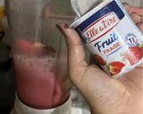 Foto langkah ke 2 dari resep Banana Strawberry Smoothie.