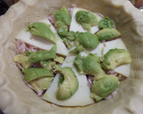Foto del paso 3 de la receta: Tarta de jamón y queso con champiñones y aguacate