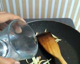 Foto langkah ke 3 dari resep Telur ceplok saus lada hitam.
