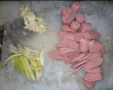 Foto langkah ke 1 dari resep Tumis Sosis Telur sederhana.