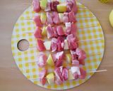 Foto del passaggio 4 della ricetta Spiedini di lombo di maiale con salsa di mele, zenzero e rosmarino