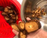 Hình bước làm 1 của món Nấm đông cô kho cay
