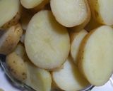 Foto del paso 1 de la receta: Pollo al horno con papas, romero y limón