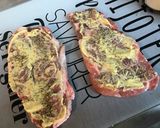 Une image de l'étape 6 de Côtes de porc à la moutarde,herbes de Provence,oignon, poivron rouge et olives marinées.