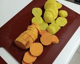 Foto del paso 1 de la receta: Tarta salada de patatas, calabacín y boniato con queso